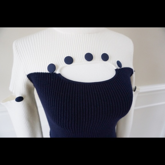 Open cleavage button design knit dress - Picture 3 of 5